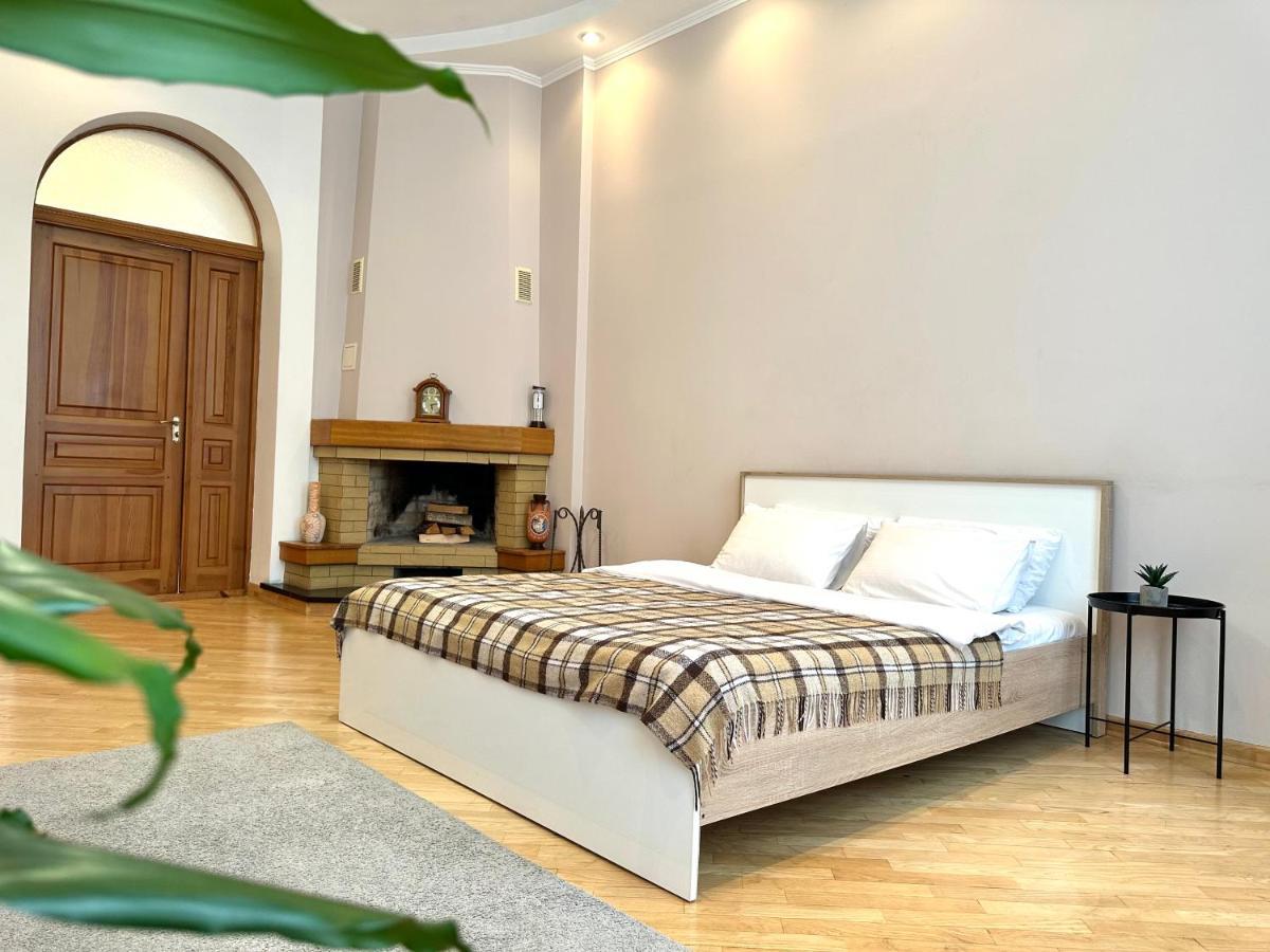 Apartments In The City Center, Near A Theatre, Zlata Plaza Rivne Exterior foto