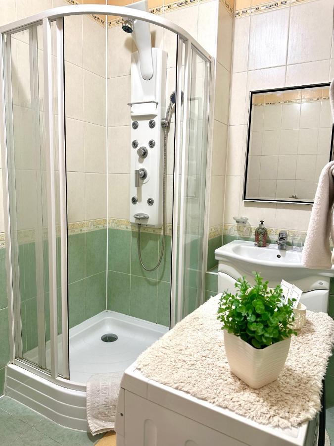 Apartments In The City Center, Near A Theatre, Zlata Plaza Rivne Exterior foto
