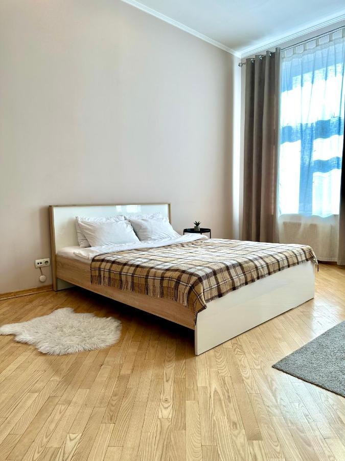 Apartments In The City Center, Near A Theatre, Zlata Plaza Rivne Exterior foto