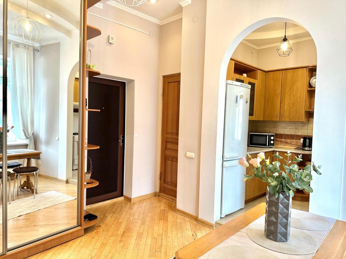 Apartments In The City Center, Near A Theatre, Zlata Plaza Rivne Exterior foto